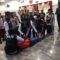 SYOK : Petugas polisi saat berupaya mengevakuasi tersangka kasus pencurian uang dolar dan perhiasan berinisial EH (34), saat pingsan pada konferensi pers di Polres Sukabumi Kota, Senin (13/01) siang.(FOTO : DENDI/RADAR SUKABUMI)