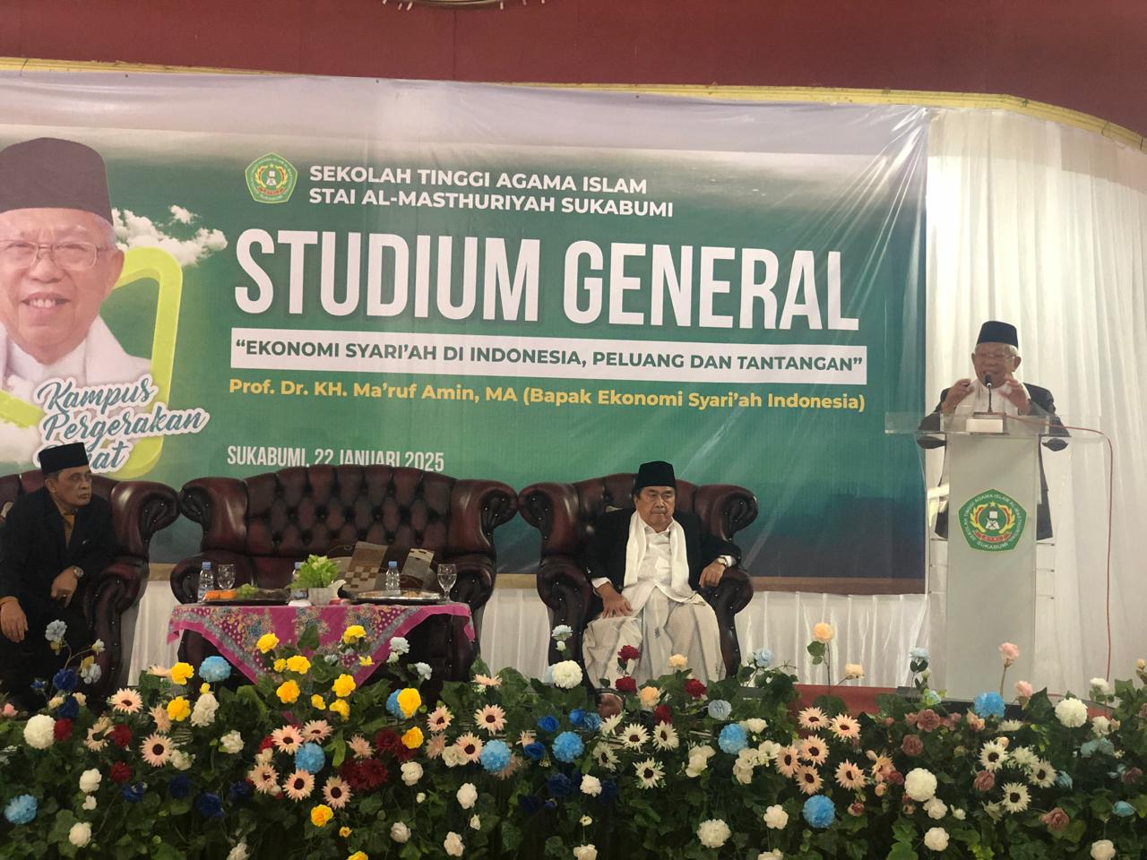 SAMBUTAN : Mantan Wakil Presiden RI ke VII, KH. Ma'ruf Amin, saat memberikan sambutan di STAI Al-Masthuriyah Sukabumi pada Rabu (22/01).(FOTO : DENDI/RADAR SUKABUMI)
