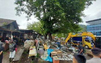 EKSEKUSI: Suasana eksekusi lahan di kampung Cangehgar, RT 02, RW 02, Kelurahan/ Kecamatan Palabuhanratu, Kabupaten Sukabumi oleh petugas gabungan dari PN (Pengadilan Negeri) dengan nomor 124/KPN.W11-U18/HK2.4/I/2025 yang tertulis perihal pengosongan lahan.(FOTO : NANDI/ RADARSUKABUMI)