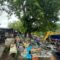 EKSEKUSI: Suasana eksekusi lahan di kampung Cangehgar, RT 02, RW 02, Kelurahan/ Kecamatan Palabuhanratu, Kabupaten Sukabumi oleh petugas gabungan dari PN (Pengadilan Negeri) dengan nomor 124/KPN.W11-U18/HK2.4/I/2025 yang tertulis perihal pengosongan lahan.(FOTO : NANDI/ RADARSUKABUMI)