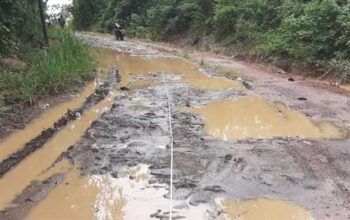 Jalan Ciemas Sukabumi Rusak Parah
