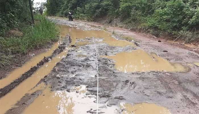 Jalan Ciemas Sukabumi Rusak Parah