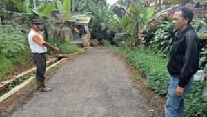 Jalan di Ciherang Sukabumi Baru Dua Minggu Diperbaiki Sudah Rusak Lagi, Kades Cijangkar Beberkan Penyebabnya
