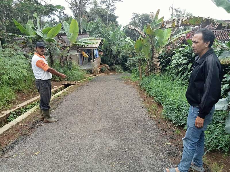 Jalan-Desa-Cijangkar-Sukabumi
