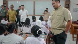 Hari Pertama Masuk Sekolah, Menpora Meninjau Pelaksanaan MBG di SMAN 3 Cimahi, Begini Kata Dito Aritedjo