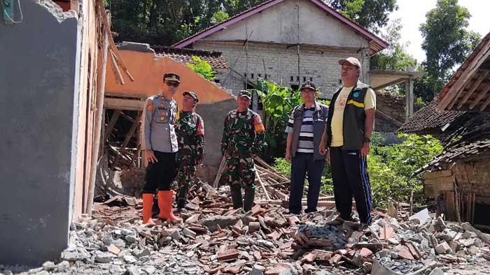 Rumah Warga Tegalbuleud Sukabumi Ambruk