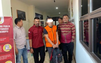 DIGIRING : Petugas Kejari Kabupaten Sukabumi, saat menggiring Eks Kades Citamiang, Kecamatan Kadudampit, Ajang (57) yang terjerat kasus Tipikor untuk dijebloskan ke Lapas Kebon Waru Bandung, belum lama ini.(FOTO : UNTUK RADAR SUKABUMI)