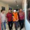 DIGIRING : Petugas Kejari Kabupaten Sukabumi, saat menggiring Eks Kades Citamiang, Kecamatan Kadudampit, Ajang (57) yang terjerat kasus Tipikor untuk dijebloskan ke Lapas Kebon Waru Bandung, belum lama ini.(FOTO : UNTUK RADAR SUKABUMI)
