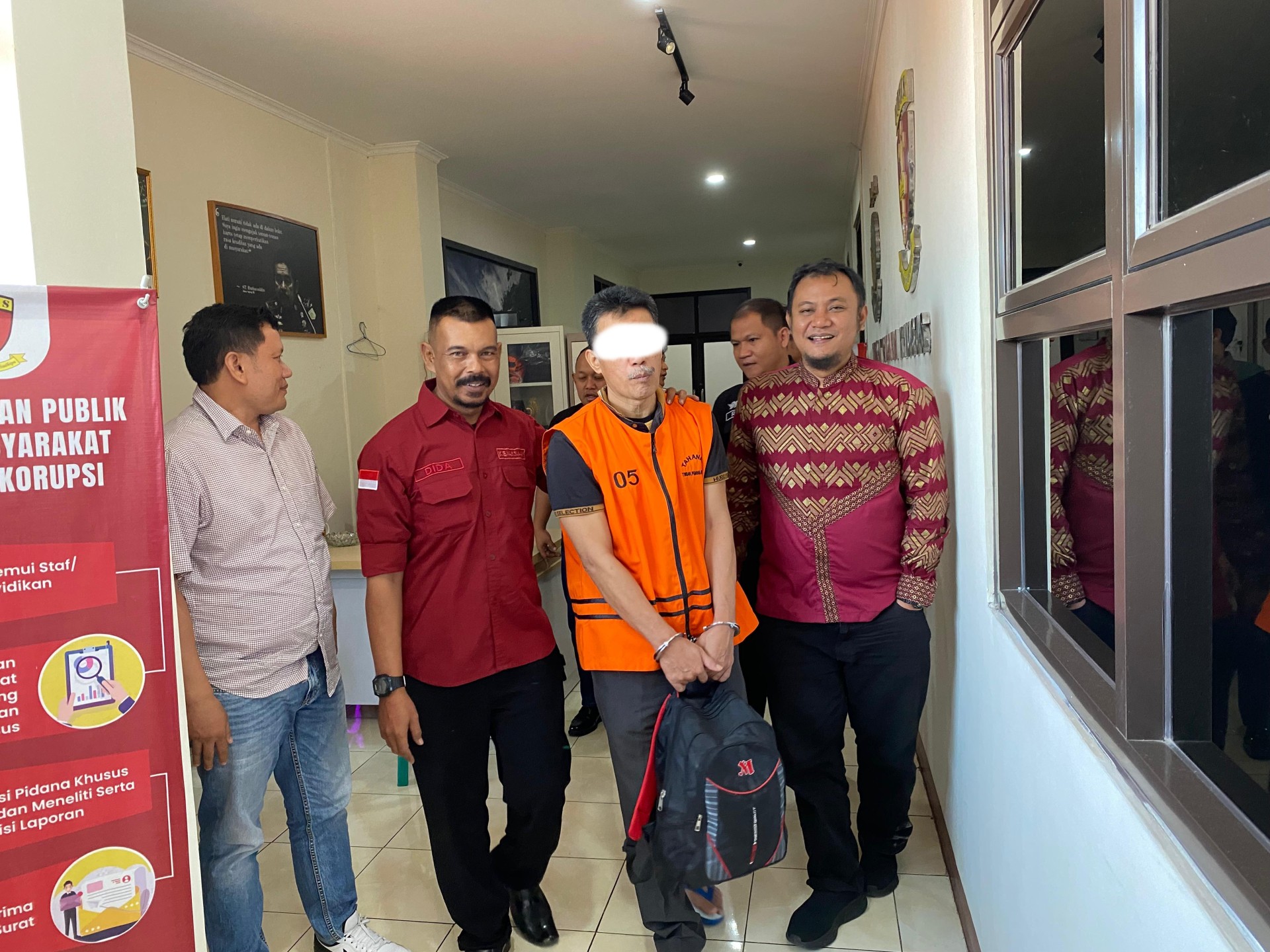 DIGIRING : Petugas Kejari Kabupaten Sukabumi, saat menggiring Eks Kades Citamiang, Kecamatan Kadudampit, Ajang (57) yang terjerat kasus Tipikor untuk dijebloskan ke Lapas Kebon Waru Bandung, belum lama ini.(FOTO : UNTUK RADAR SUKABUMI)