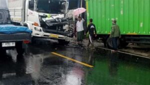 Truk di Jalan Sukabumi Cianjur Seruduk Empat Kendaraan