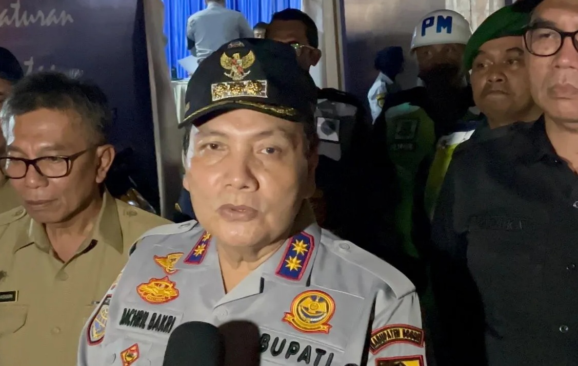 Penjabat Bupati Bogor Bachril Bakri meninjau Car Free Night di Puncak, Kabupaten Bogor, Jawa Barat, Selasa (31/12/2024). (M Fikri Setiawan)