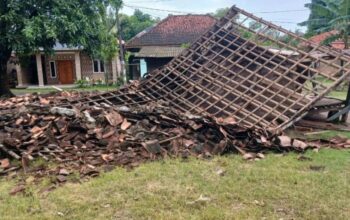 Kondisi rumah yang dihuni seorang diri oleh wanita lanjut usia di Kampung Sidat, RT 001/007, Desa Ciwaru, Kecamatan Ciemas, Kabupaten Sukabumi, Jabar yang ambruk akibat terdampak cuaca ekstrem. 