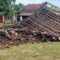 Kondisi rumah yang dihuni seorang diri oleh wanita lanjut usia di Kampung Sidat, RT 001/007, Desa Ciwaru, Kecamatan Ciemas, Kabupaten Sukabumi, Jabar yang ambruk akibat terdampak cuaca ekstrem. 