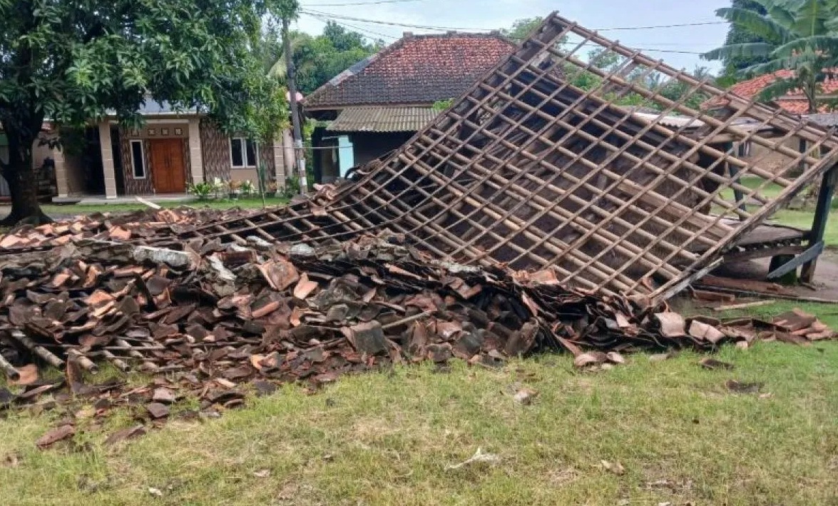 Kondisi rumah yang dihuni seorang diri oleh wanita lanjut usia di Kampung Sidat, RT 001/007, Desa Ciwaru, Kecamatan Ciemas, Kabupaten Sukabumi, Jabar yang ambruk akibat terdampak cuaca ekstrem. 