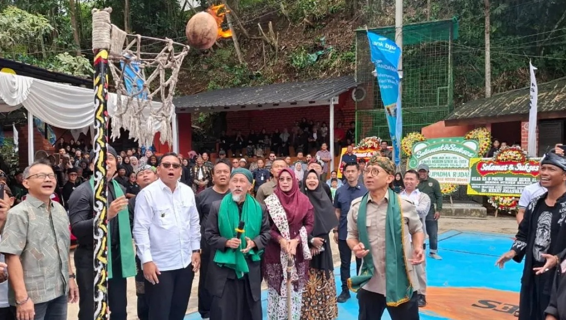 Menteri Kebudayaan Fadli Zon saat memainkan Boles pada Rabu (29/1/2025), merupakan salah satu kebudayaan daerah yang dikembangkan oleh Ponpes Dzikir Al-Fath Sukabumi, Jabar.
