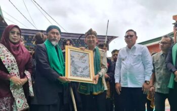 Menbud RI Fadli Zon saat menyerahkan cinderamata kepada pimpinan Ponpes Dzikir Al-Fath Sukabumi KH Fajar Laksana di Sukabumi pada Rabu (29/1/2025).