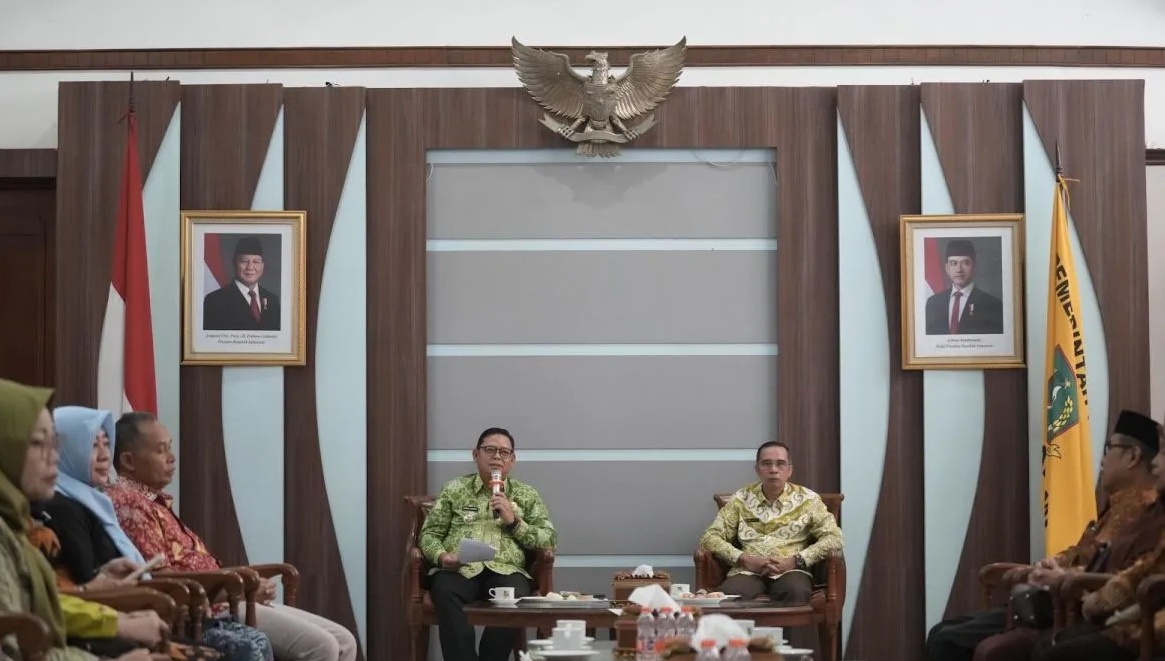 Pj Wali Kota Sukabumi Kusmana Hartadji saat memanggil sejumlah ASN di lingkungan Pemkot Sukabumi yang sudah memasuki masa pensiun pada Kamis, (30/1/2025). (Aditya A Rohman)