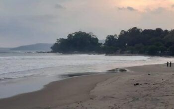 Keindahan pantai selatan Kabupaten Sukabumi, Jawa Barat saat terbenam matahari