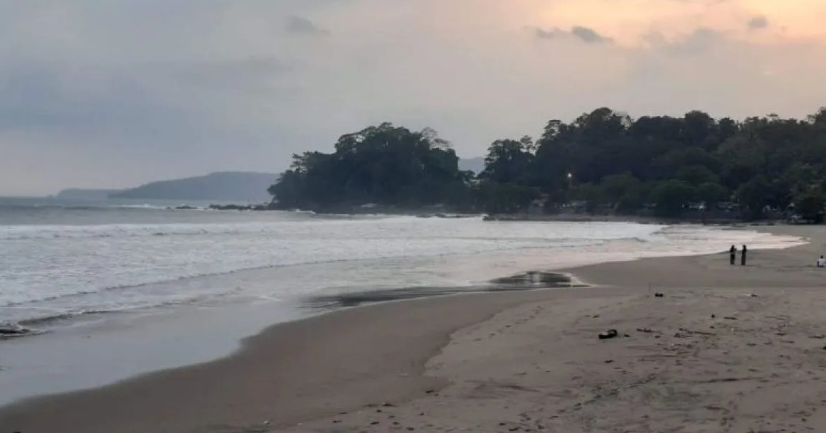 Keindahan pantai selatan Kabupaten Sukabumi, Jawa Barat saat terbenam matahari