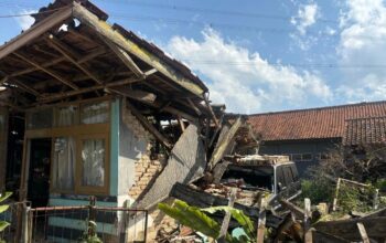 Kondisi salah satu rumah warga yang mengalami kerusakan cukup parah pascagempa di Kabupaten Bandung, Jawa Barat, Minggu (22/9/2024).