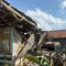 Kondisi salah satu rumah warga yang mengalami kerusakan cukup parah pascagempa di Kabupaten Bandung, Jawa Barat, Minggu (22/9/2024).