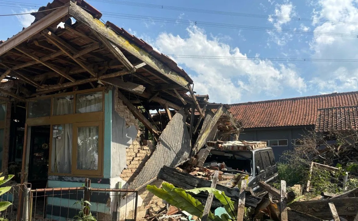 Kondisi salah satu rumah warga yang mengalami kerusakan cukup parah pascagempa di Kabupaten Bandung, Jawa Barat, Minggu (22/9/2024).
