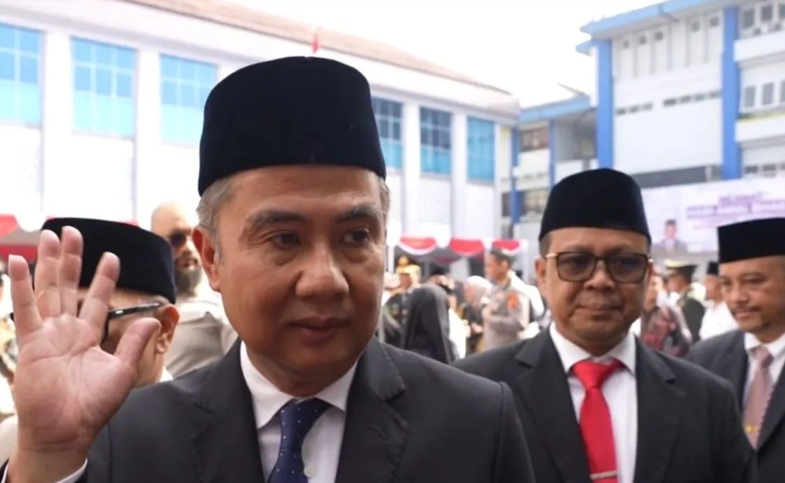 Pj Gubernur Jawa Barat Bey Triadi Machmudin memberikan keterangan di Kanwil Kemenag Jabar, Bandung, Jumat (3/1/2025). 