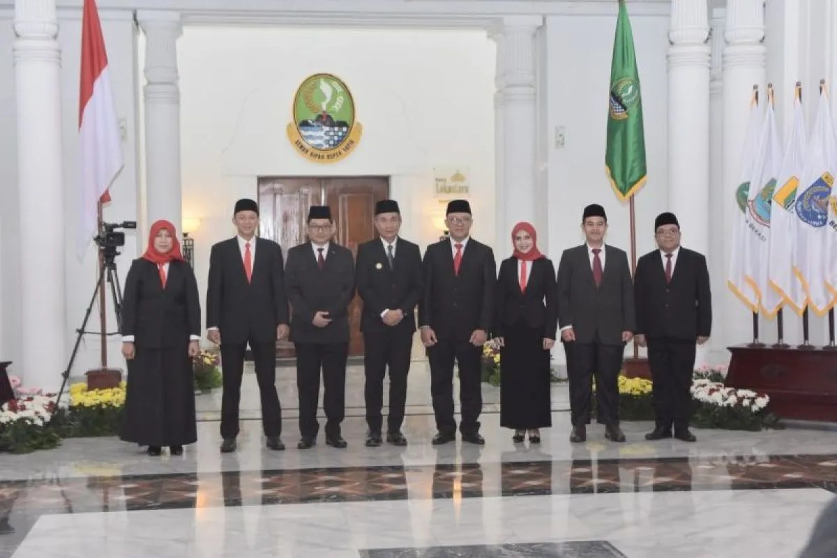 Pj Gubernur Jabar Bey Machmudin bersama tujuh komisioner Komisi Penyiaran Indonesia Daerah (KPID) Jawa Barat di Gedung Sate Bandung, Selasa (31/12/2024). (HO Pemprov Jabar)
