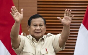 Presiden Prabowo Subianto melambaikan tangan usai menyampaikan keterangan pers terkait kenaikan tarif Pajak Pertambahan Nilai (PPN) di Kantor Kementerian Keuangan, Jakarta, Selasa (31/12/2024). 