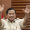 Presiden Prabowo Subianto melambaikan tangan usai menyampaikan keterangan pers terkait kenaikan tarif Pajak Pertambahan Nilai (PPN) di Kantor Kementerian Keuangan, Jakarta, Selasa (31/12/2024). 