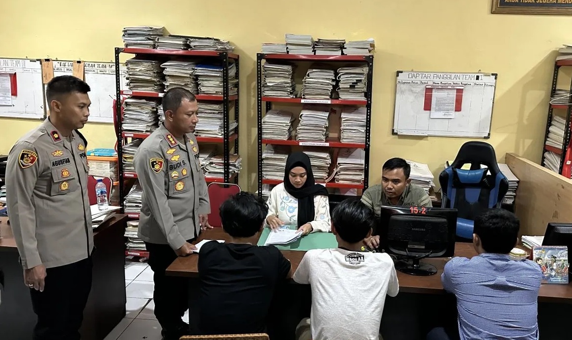 Ketiga terduga pelaku pelecehan seksual kepada turis asal Singapura tengah menjalani pemeriksaan di Polrestabes Bandung, Kota Bandung, Jawa Barat, Sabtu (4/1/2025).