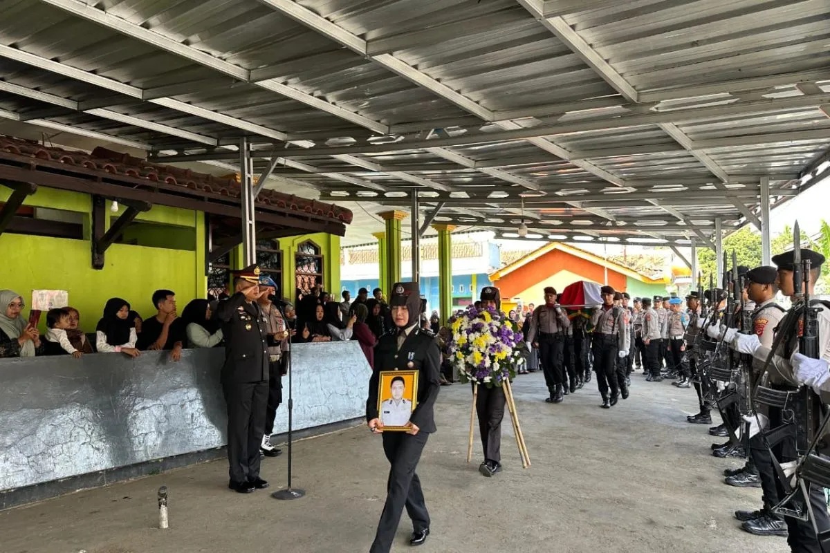 Upacara pemakaman Aipda Anumerta Andithya Munartono yang dipimpin langsung Kapolres Tasikmalaya AKBP Joko Sulistiono di Desa Sukapada, Pagerageung, Tasikmalaya, Jawa Barat, Sabtu (4/1/2025) pagi.(Polri)