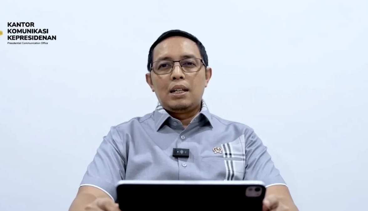 Kepala Kantor Komunikasi Kepresidenan (PCO) Hasan Nasbi memberikan pernyataan pers dalam rekaman video yang disiarkan Kantor Komunikasi Kepresidenan di Jakarta, Minggu (5/1/2025) terkait pelaksanaan Makan Bergizi Gratis yang diluncurkan Senin (6/1/2025). (Kantor Komunikasi Kepresidenan)