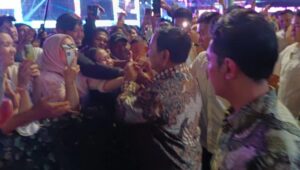 Potret Presiden Prabowo Sapa Masyarakat Saat Perayaan Malam Tahun Baru