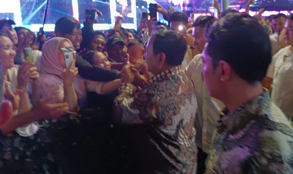 Presiden Prabowo saat menyapa masyarakat di kawasan Bundaran HI Jakarta, Rabu (1/1/2025). (Khaerul Izan)