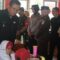 Pj Wali Kota Sukabumi Kusmana Hardtadji saat meninjau pelaksanaan program makan bergizi gratis di salah satu SD di wilayah Kecamatan Cibeureum, Kota Sukabumi, Jabar pada Senin (6/1/2025).