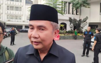 Pj Gubernur Jawa Barat Bey Triadi Machmudin memberikan keterangan di Kompleks Gedung DPRD Jabar, Bandung, Senin (6/1/2025). (ANTARA/Ricky Prayoga)