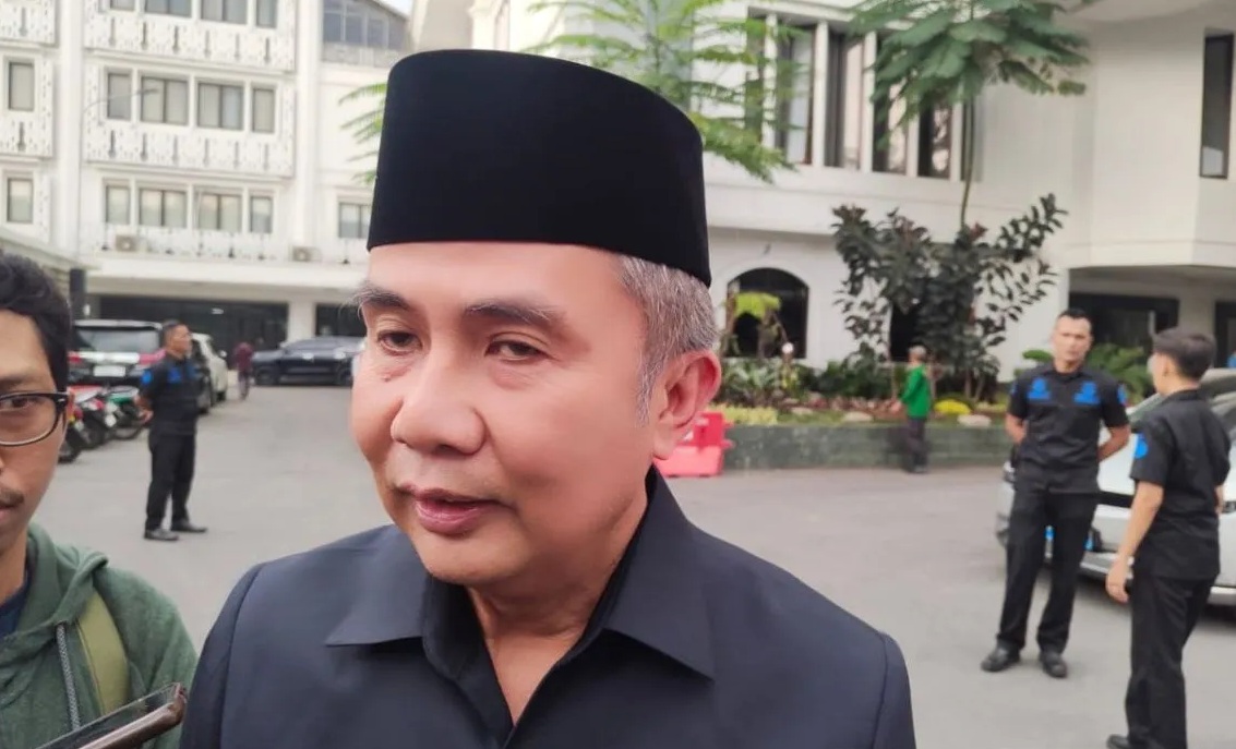 Pj Gubernur Jawa Barat Bey Triadi Machmudin memberikan keterangan di Kompleks Gedung DPRD Jabar, Bandung, Senin (6/1/2025). (ANTARA/Ricky Prayoga)