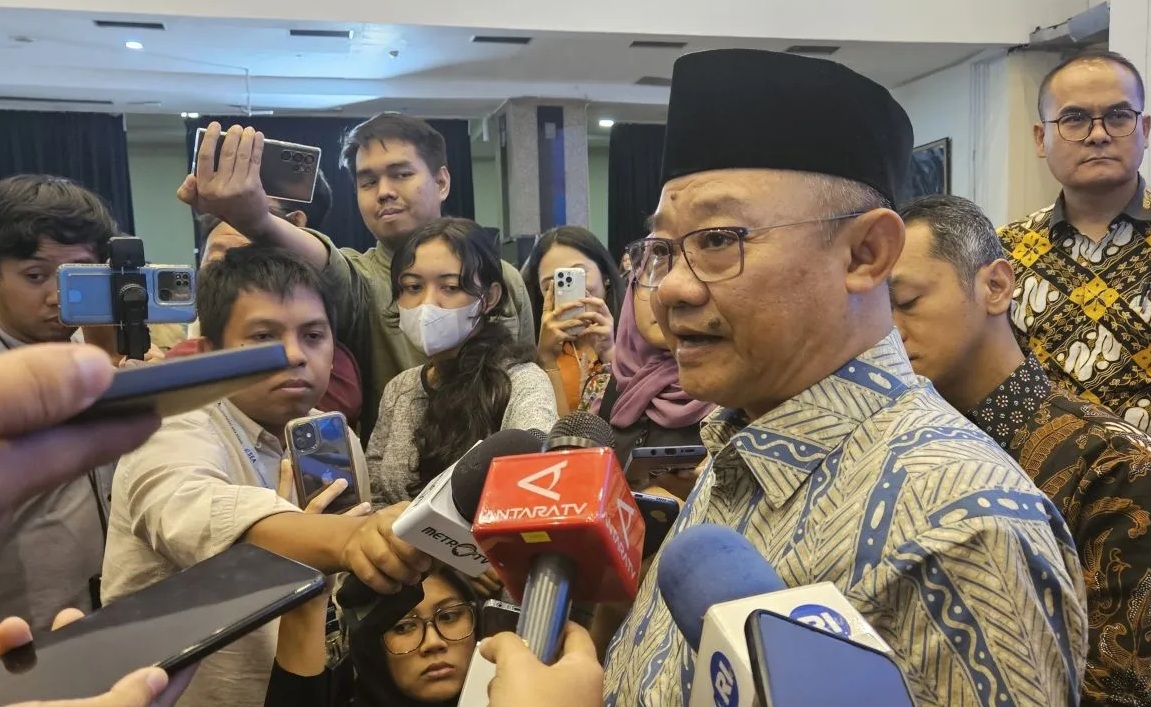 Menteri Pendidikan Dasar dan Menengah Abdul Mu'ti menemui wartawan usai acara Abdul Mu'ti dalam acara Taklimat Media Akhir Tahun 2024 di Jakarta, Selasa (31/12/2024). (Mecca Yumna)
