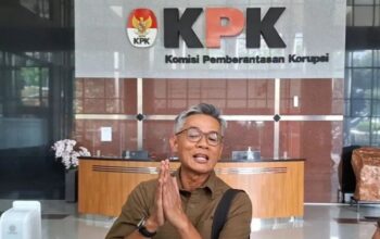Komisioner Komisi Pemilihan Umum (KPU) periode 2017-2022 Wahyu Setiawan memenuhi panggilan penyidik Komisi Pemberantasan Korupsi (KPK) untuk diperiksa sebagai saksi dalam penyidikan kasus dugaan korupsi untuk tersangka Sekretaris Jenderal PDI Perjuangan (PDIP) Hasto Kristiyanto (HK), Senin (6/1/2025). (Fianda Sjofjan Rassat)