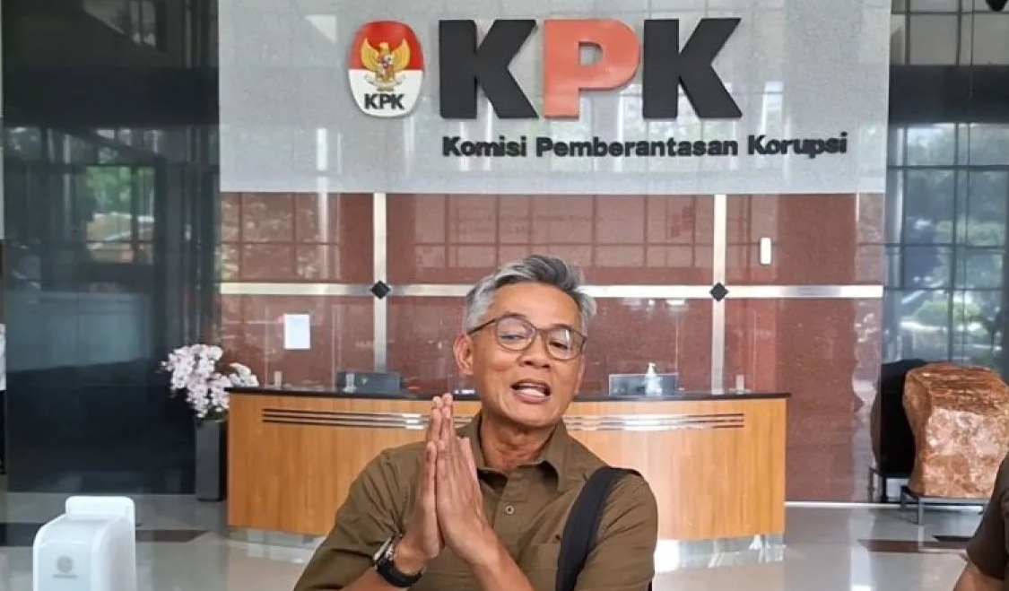 Komisioner Komisi Pemilihan Umum (KPU) periode 2017-2022 Wahyu Setiawan memenuhi panggilan penyidik Komisi Pemberantasan Korupsi (KPK) untuk diperiksa sebagai saksi dalam penyidikan kasus dugaan korupsi untuk tersangka Sekretaris Jenderal PDI Perjuangan (PDIP) Hasto Kristiyanto (HK), Senin (6/1/2025). (Fianda Sjofjan Rassat)
