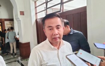 Pj Gubernur Jabar Bey Machmudin memberikan keterangan di Gedung Sate Bandung, Selasa (7/1/2025). (Ricky Prayoga)