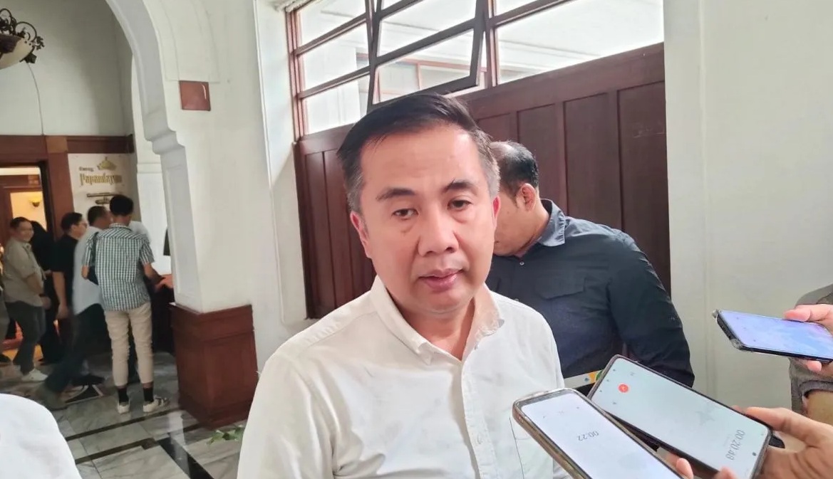 Pj Gubernur Jabar Bey Machmudin memberikan keterangan di Gedung Sate Bandung, Selasa (7/1/2025). (Ricky Prayoga)