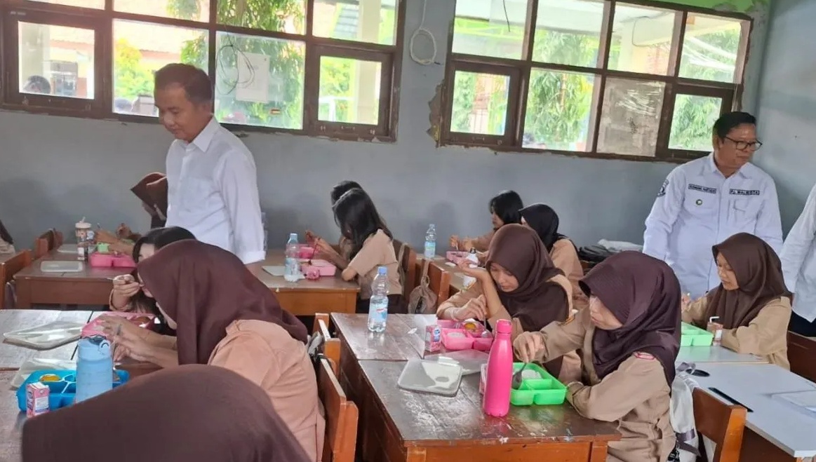 Penjabat Gubernur Jabar Bey Machmudin didampingi Pj Wali Kota Sukabumi Kusmana Hartjadi saat meninjau pelaksanaan MBG di SMPN 12 Kota Sukabumi pada Rabu (8/1/2025). (Aditya A Rohman)