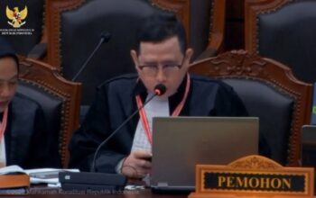 Kuasa Hukum Calon Bupati dan Wakil Bupati Bandung Sahrul Gunawan dan Gun Gun Gunawan Bacakan Permohonan dalam sidang Pemeriksaan Pendahuluan di MK, Rabu (8/1/2025). 