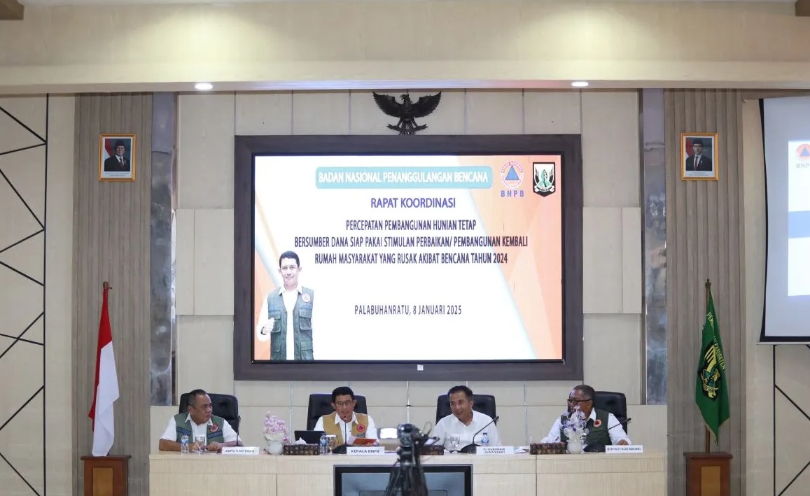 Kepala Badan Nasional Penanggulangan Bencana (BNPB) Suharyanto (dua kiri) saat memimpin rapat koordinasi percepatan pembangunan hunian tetap masyarakat bersama perwakilan Pemerintah Provinsi Jawa Barat di Pendopo Palabuhanratu Sukabumi Jawa Barat, Rabu (8/1/2025). (HO-BNPB)