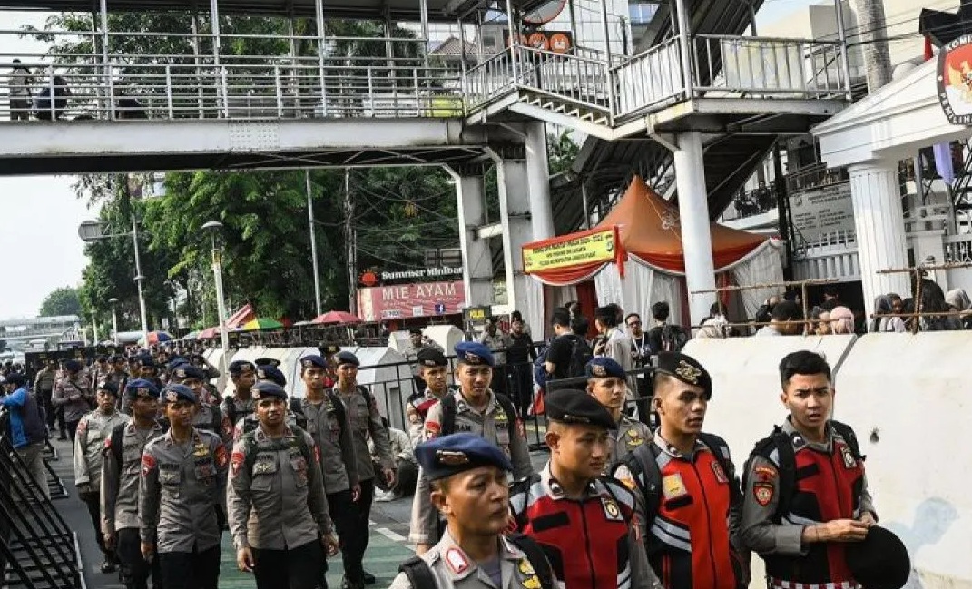 Sejumlah personel Polda Metro Jaya berjaga menjelang penetapan dan pengundian nomor calon gubernur dan wakil gubernur di Kantor KPU DKI Jakarta, Jakarta, Senin (23/9/2024). (Sulthony Hasanuddin)