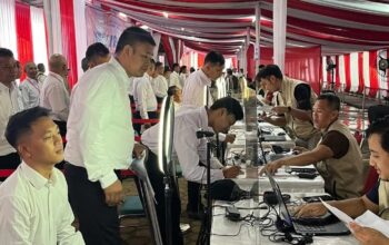 Pelamar formasi Pegawai Pemerintah dengan Perjanjian Kerja (PPPK) tenaga pendidikan di Cianjur, Jawa Barat, melakukan pendaftaran di area Pemkab Cianjur, Jumat (10/1/2025). (Ahmad Fikri)
