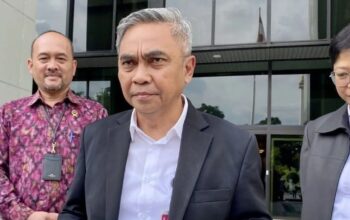Ketua Komisi Pemberantasan Korupsi Setyo Budiyanto (tengah) menjawab pertanyaan wartawan usai menemui pimpinan Mahkamah Agung di Gedung MA, Jakarta, Rabu (15/1/2025). (Fath Putra Mulya)