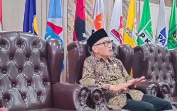 Ketua DPRD Jawa Barat Buky Wibawa Karya Guna memberikan keterangan di kantornya di Gedung DPRD Jabar Bandung, Rabu (15/1/2025). (Ricky Prayoga)